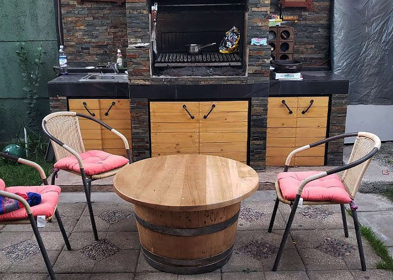 Mesa de centro de barrica de vino y cubierta de madera nativa vitrificada